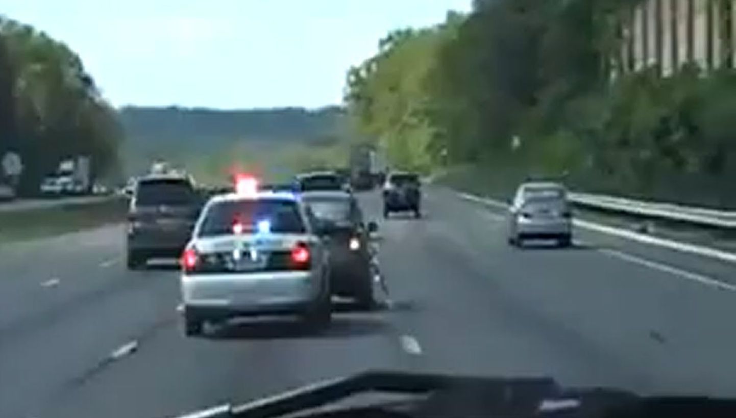 Politsei kupatas aeglaselt sõitja paremale rajale