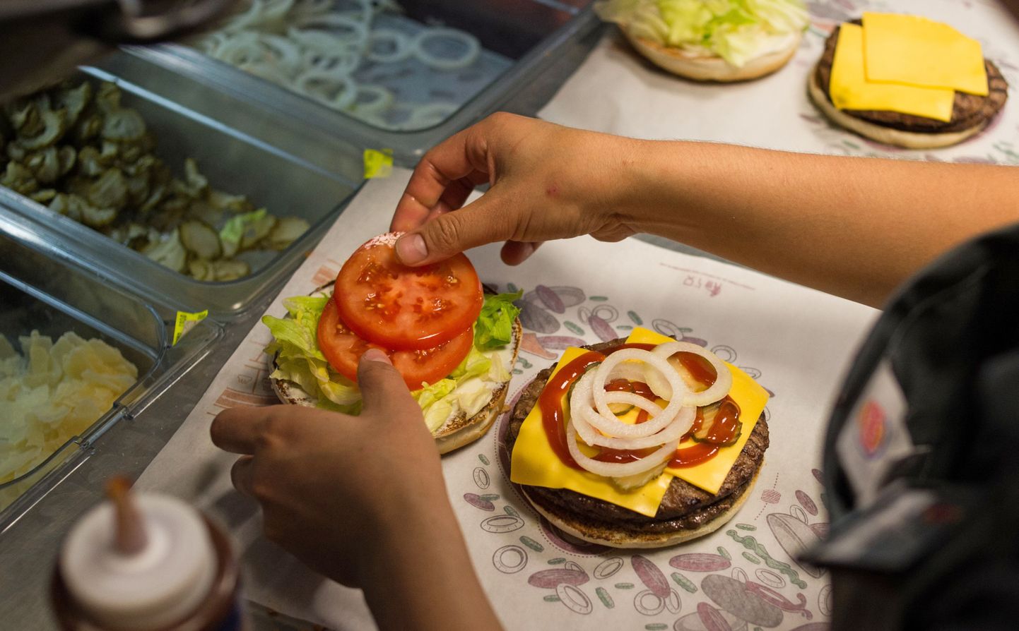 Burger King kiirtoidurestorani töötajad valmistamas hamburgerit.