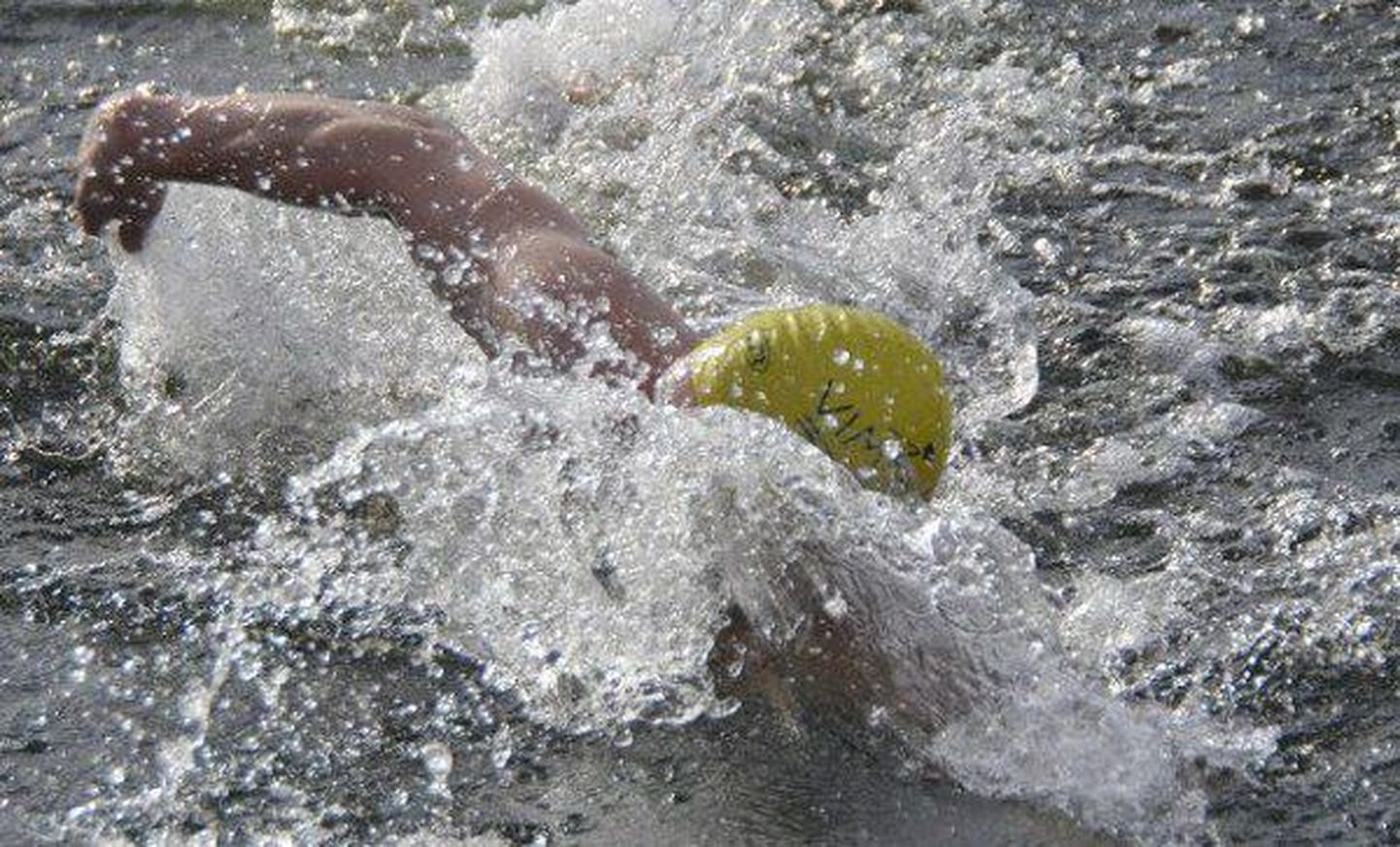 Henri Kaarma ujumas. Foto on illustreeriv.
