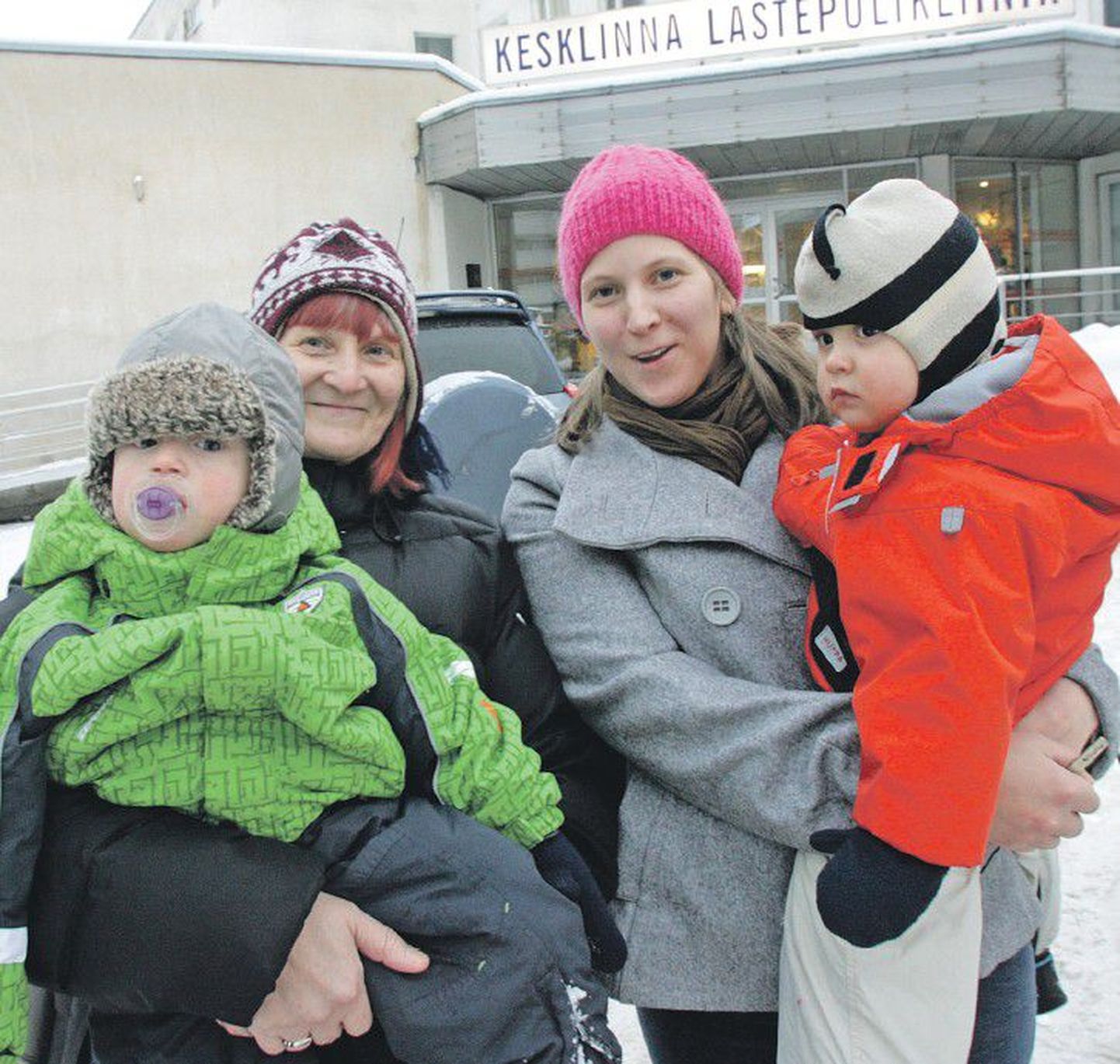 Проживающая в сельской местности мать пятерых детей Вирге Раазик недовольна своими местными сельскими врачами и привозит детей на врачебный прием в Таллинн. Со своими двойняшками Кярди и Керди, а также их бабушкой Хельги Раазик женщина приехала в таллиннскую Кесклиннаскую детскую поликлинику.