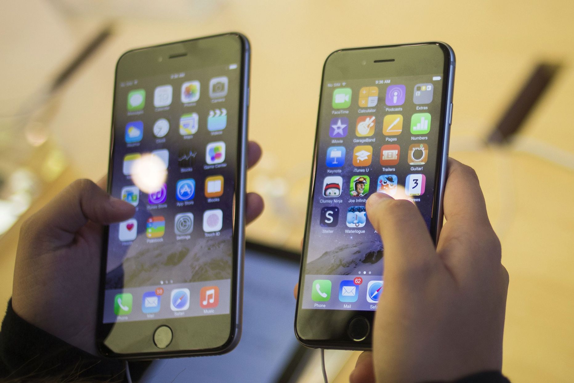Klient hoidmas iPhone 6 ja iPhone 6 plusi Apple´i poes New Yorgis.