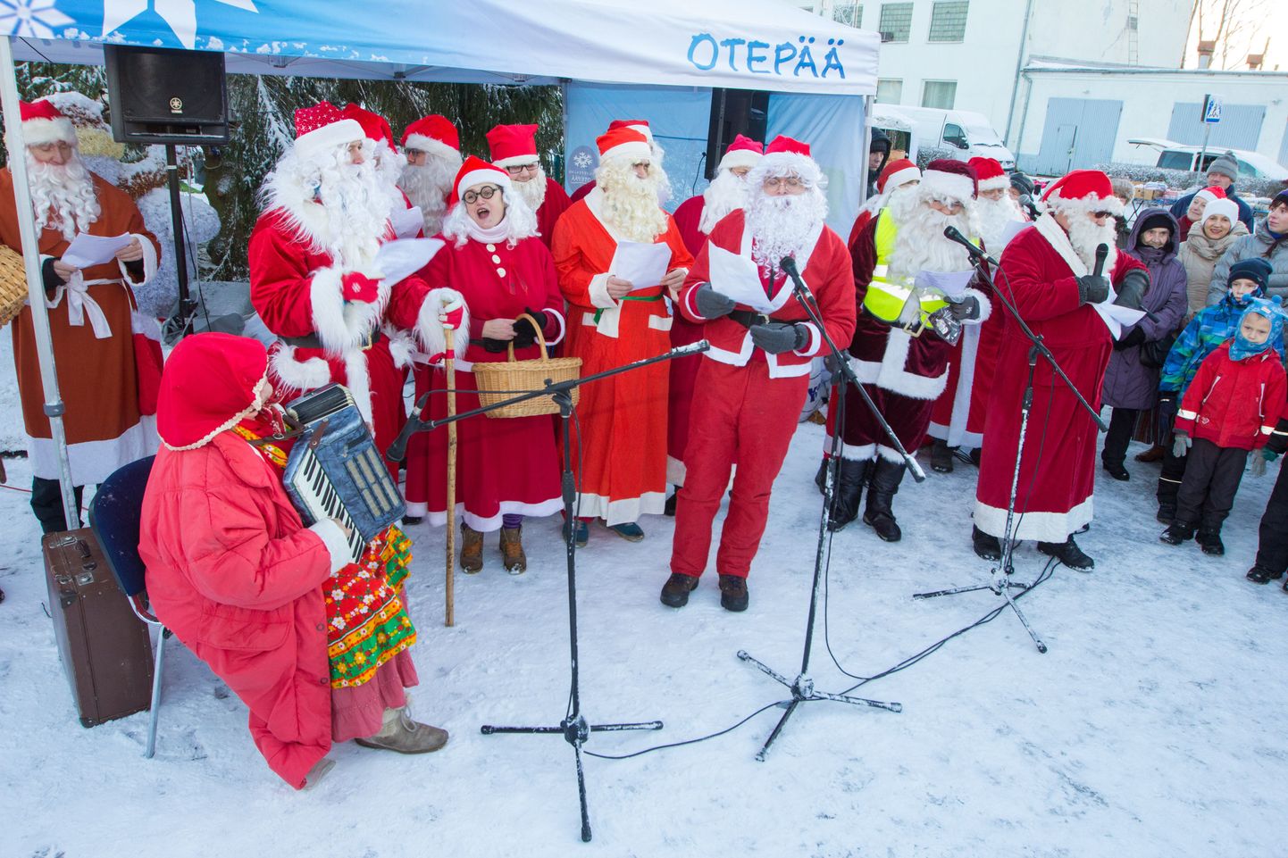 Jõuluvanade kokkutulek koos talveturuga Otepääl.