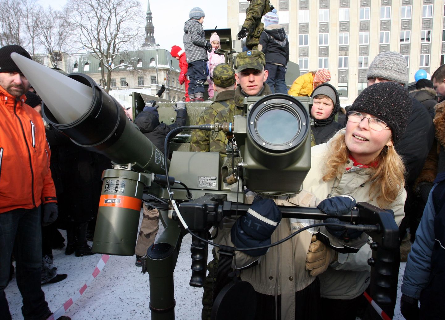 Народ знакомится с ПЗРК Mistral после парада в Таллинне.