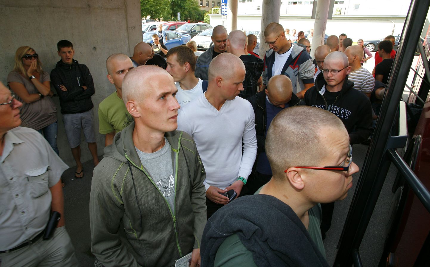 Noormehed 4. juulil 2011 ajateenistusse minemas.