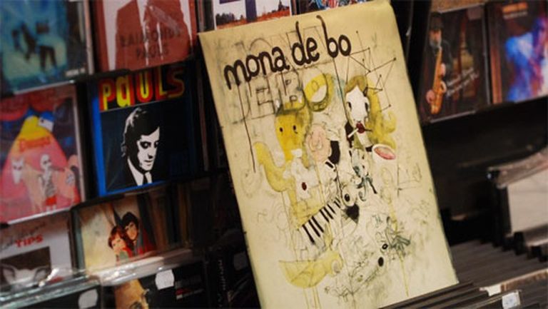Viena no pašmāju grupām, kas izdevusi savu ierakstu platē ir "Mona De Bo" 