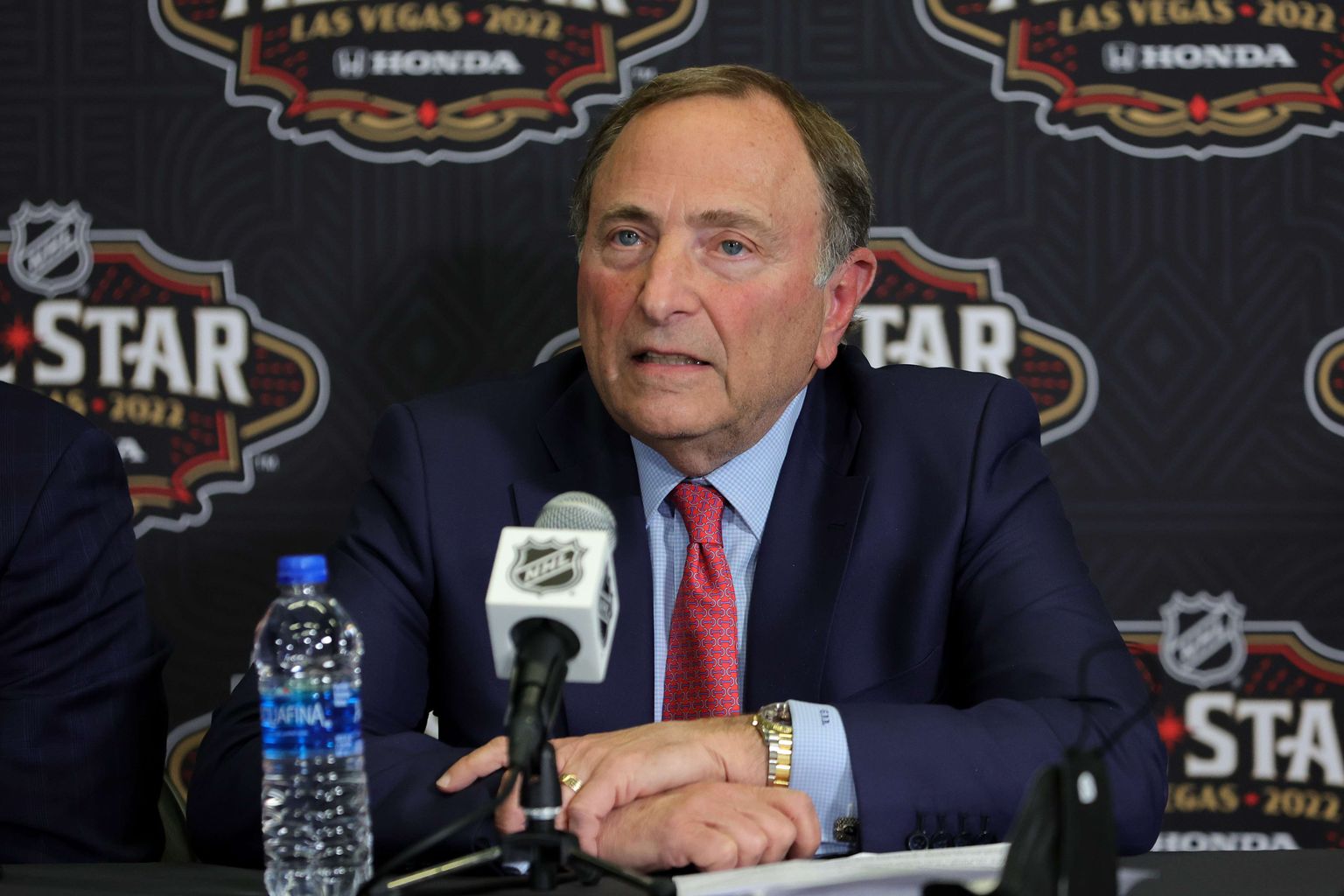 NHLi komissar Gary Bettman laulis tosin aastat tagasi Kolme kulla klubi liikmetele hosiannat, kuid nüüd ei kipu sinna enam mängijaid juurde lubama.