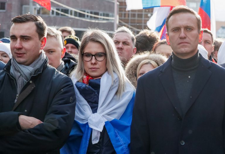 Venemaa opositsioonipoliitikud Aleksei Navalnõi (paremal) ja Ljubov Sobol (keskel) 29. veebruaril Mokvas protestil, millega mälestati opositsioonipoliitikut Boriss Nemtsovi, kes mõrvati 5 aastat tagasi ja oldi vastu Venemaa põhiseaduse uutele lisadele