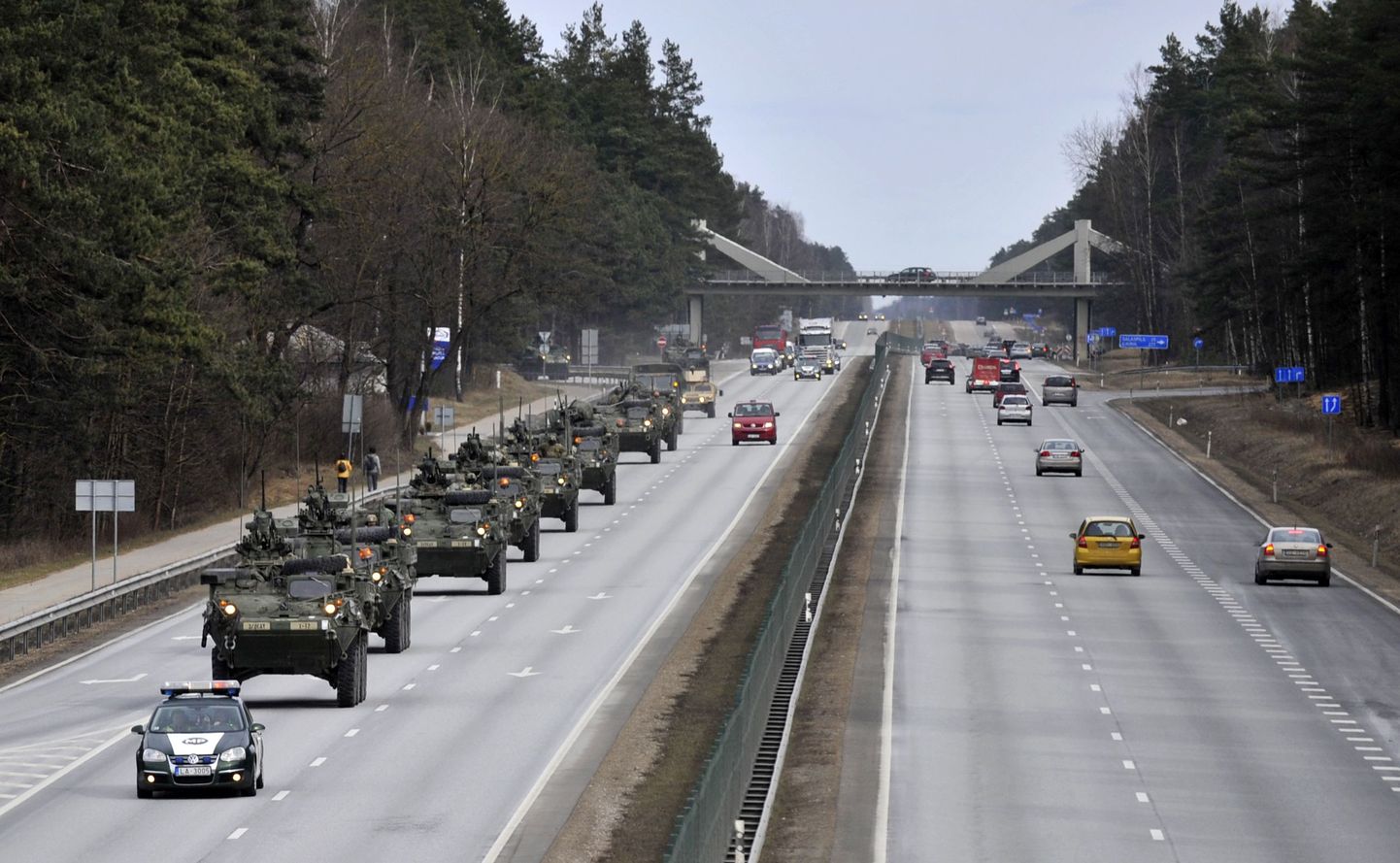 USA armee soomukid Läti maanteel.