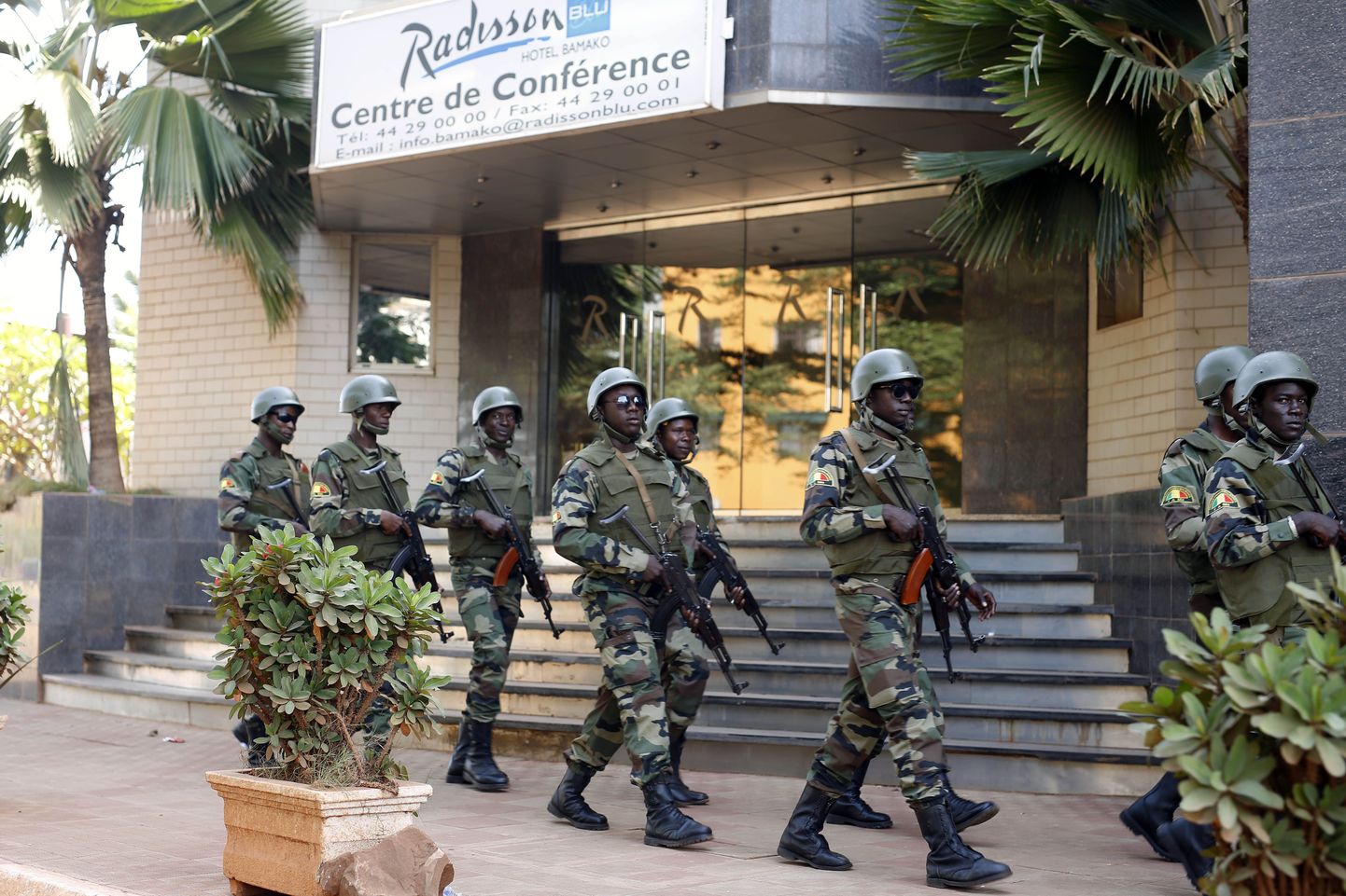 Mali sõdurid patrullimas Bamako Radisson Blu hotelli ees pärast eile toimunud ohvriterohket rünnakut.