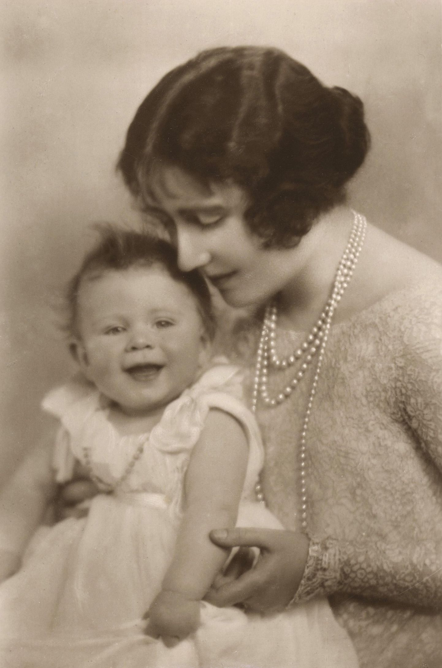 Väike Elizabeth koos oma ema Yorki hertsoginnaga