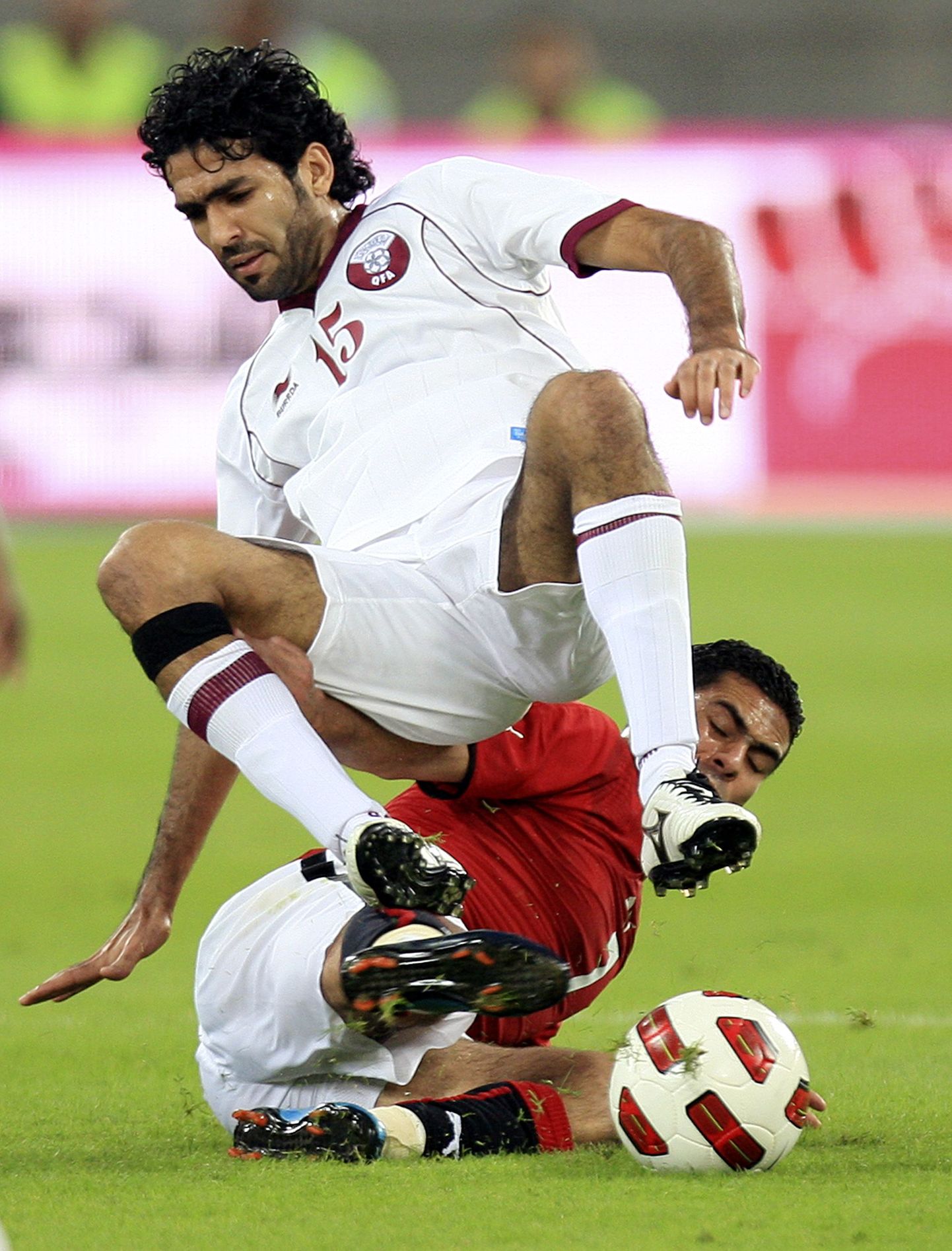 Katari ja Egiptuse mängijad palli pärast võitlemas.
