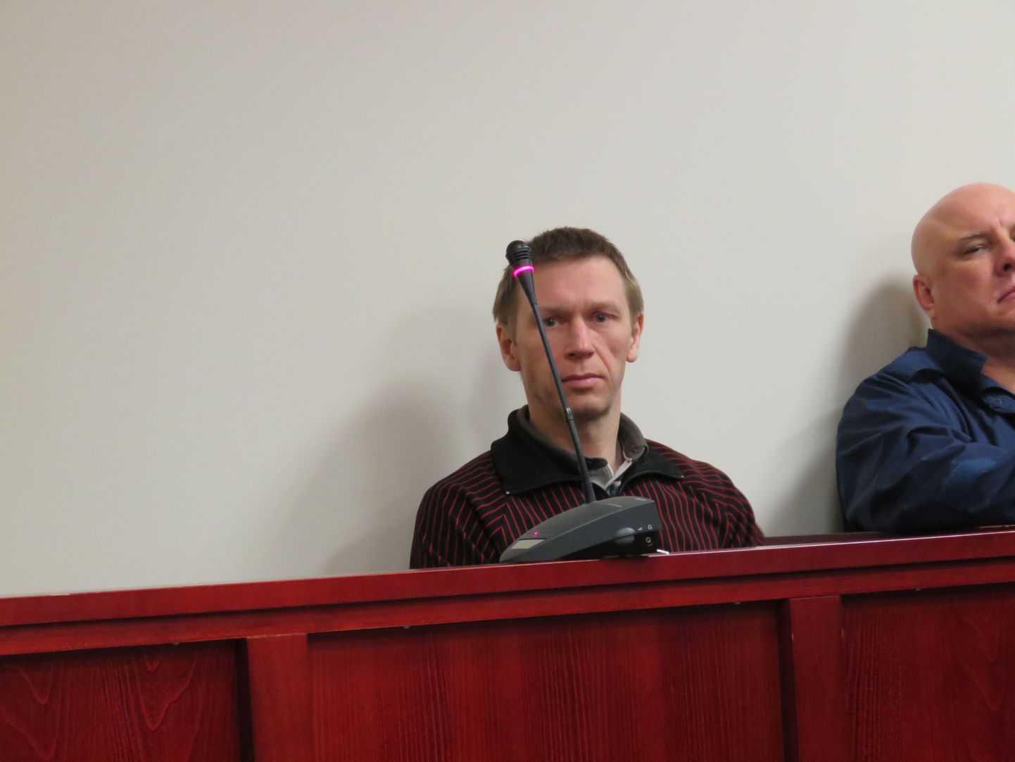 Kohtualune Vladimir, kes eelnevalt seitsmel korral karistatud, näitas juba kohtupidamise avaistungil välja oma rahulolematust süüdistuse sisuga, kasutades selleks nii kehakeelt kui pomisedes vahele nii tunnistaja kui prokuröri jutule.