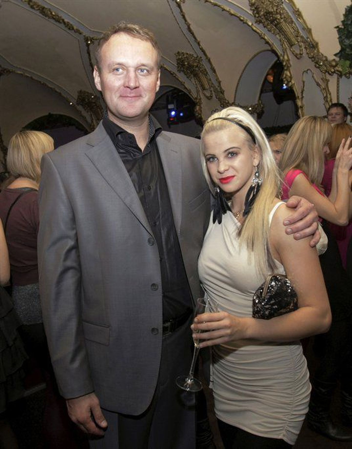 Meelelahutaja Henrik Normann jäi pildile koos blondi kaunitari Gerli Rosenfeldiga ööklubis Teater TV3 sünnipäeval. Näitsiku sõnul seob neid küll vaid ühine tööprojekt.