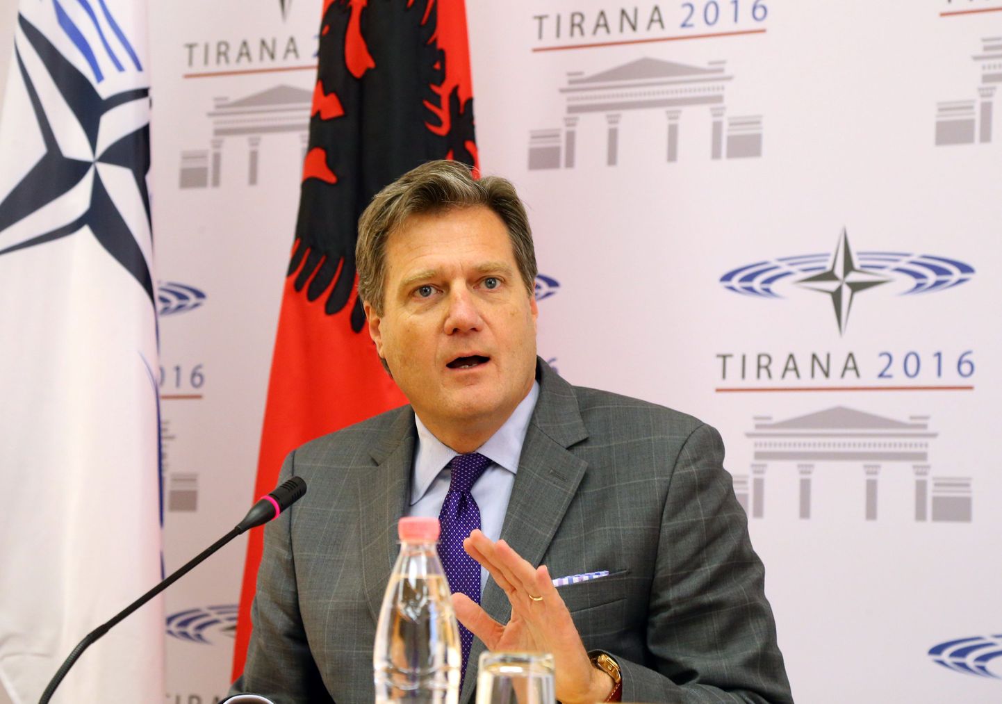 NATO Parlamentaarse Assamblee president Michael R. Turner üleeilsel pressikonverentsil Tiranas