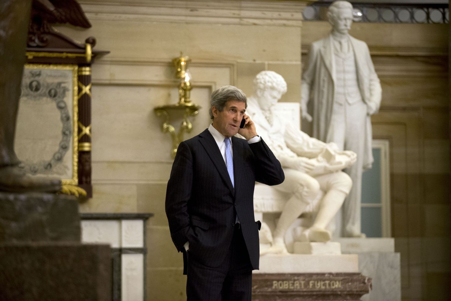 John Kerry räägib mobiiltelefoniga.