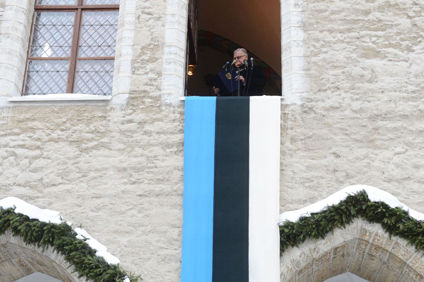 Linnapea Edgar Savisaar kuulutab jõululaupääeval raekoja aknalt välja jõulurahu.