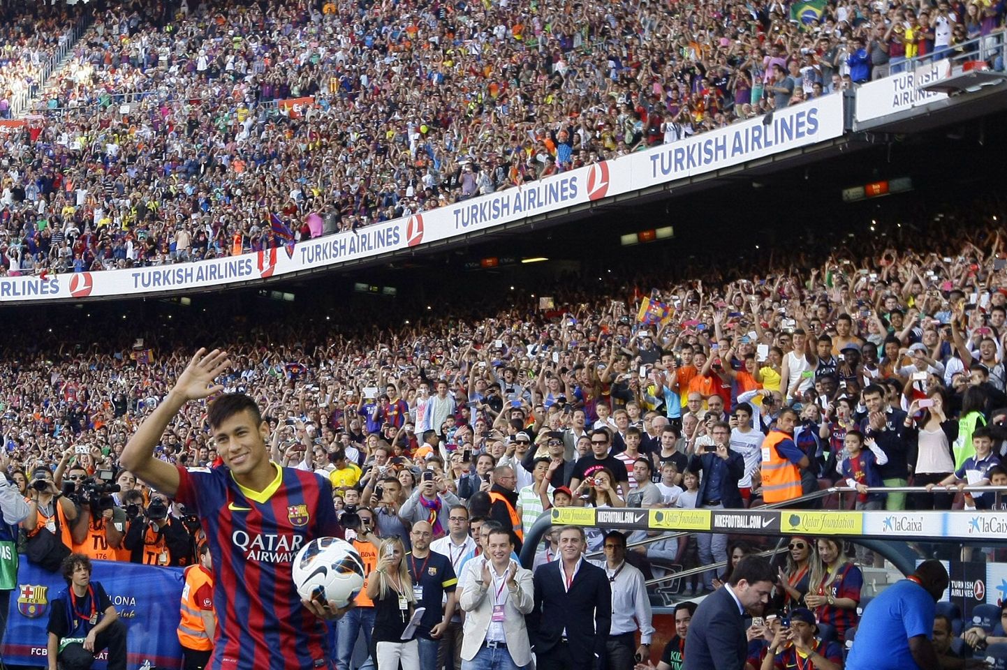 Neymarit oli tervitama tulnud üle 50 000 Barcelona fänni