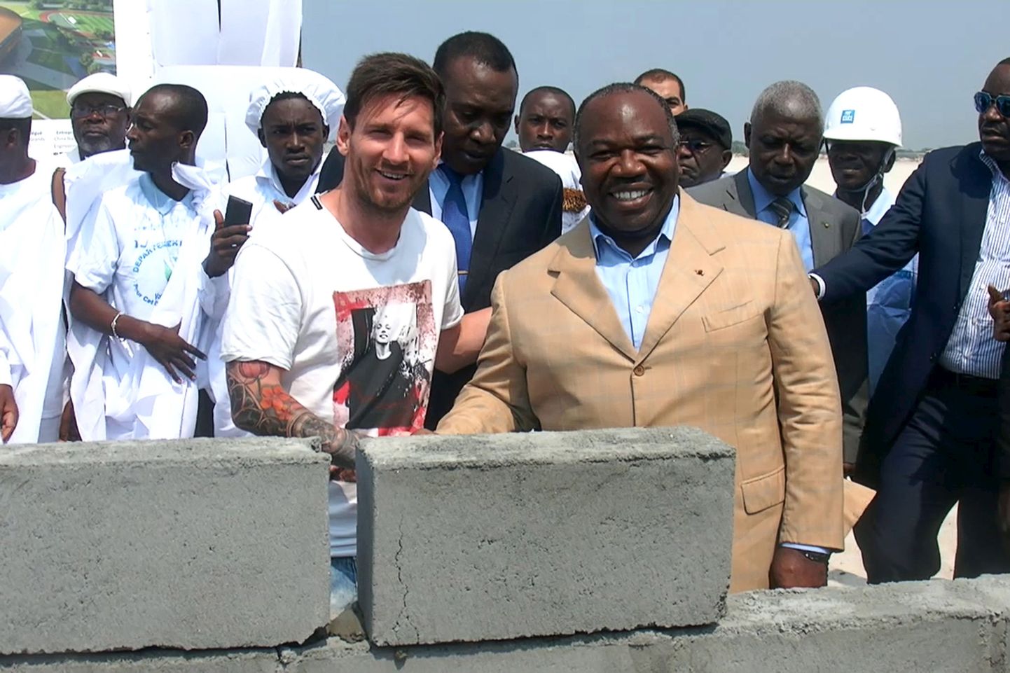 Из стены строящегося стадиона в Габоне украдена цементная плита с отпечатками ладоней аргентинского футболиста «Барселоны» Лионеля Месси.