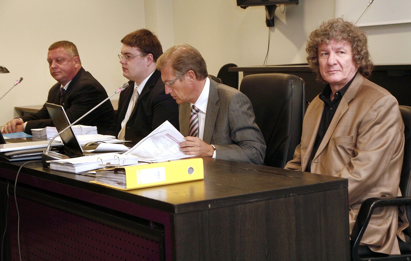 Garri Suuk (vasakult äärmine) ja Elmar Lepp (paremalt äärmine) koos kaitsjatega kohtusaalis.