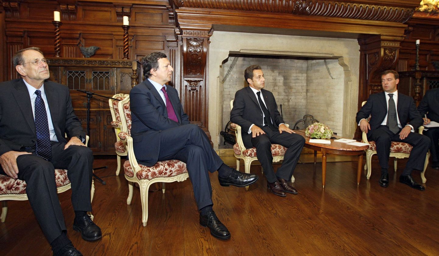 ELi delegatsioon (vasakult) Javier Solana, Jose Manuel Barroso, Nicolas Sarkozy ja Vene liider Dmitri Medvedev täna Moskvas.