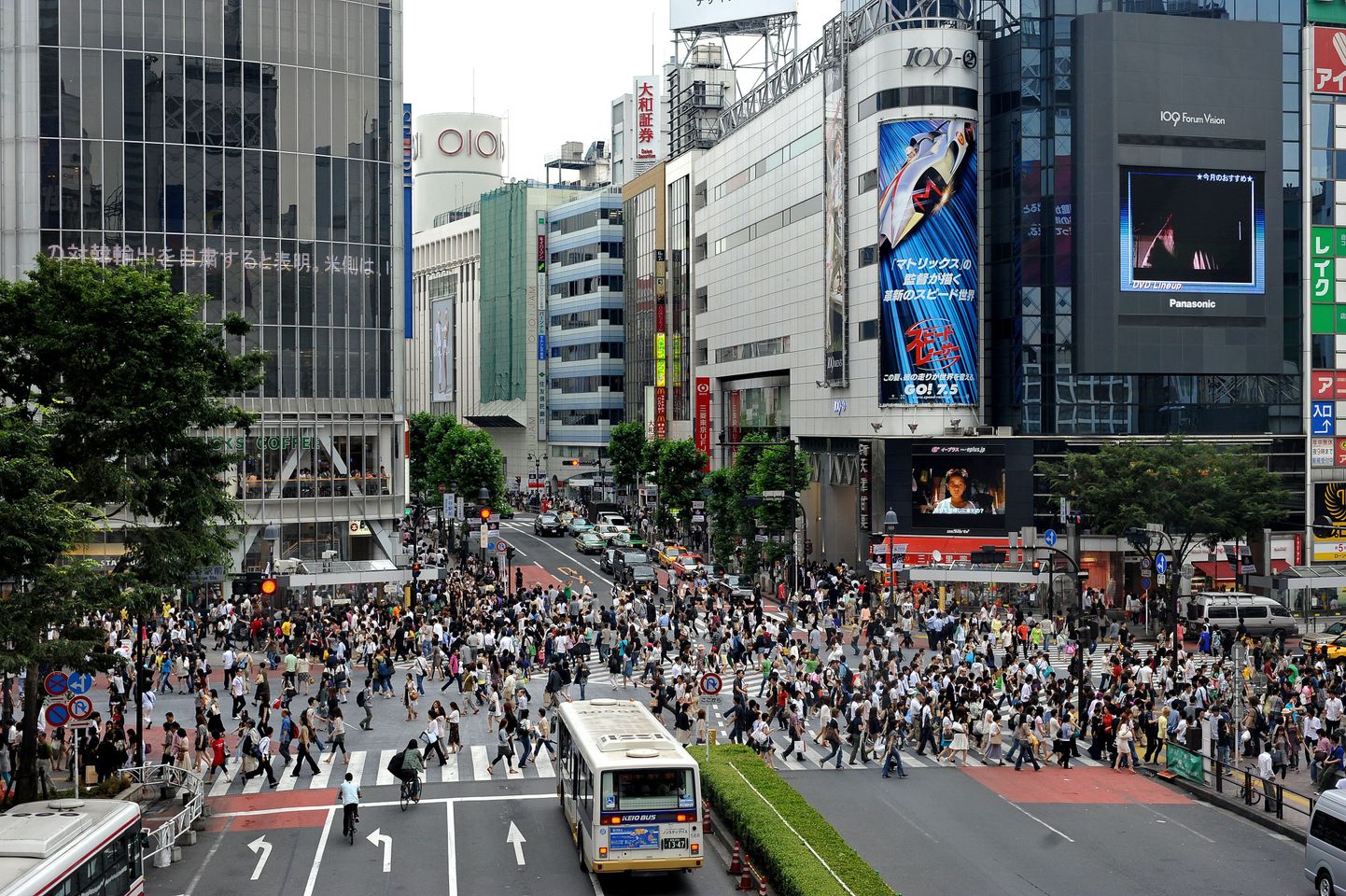 Tokyo kesklinna rahvarohke ristmik.