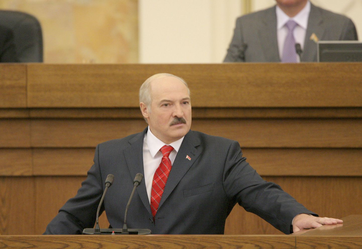 Valgevene president Aleksandr Lukašenka parlamendi ees.