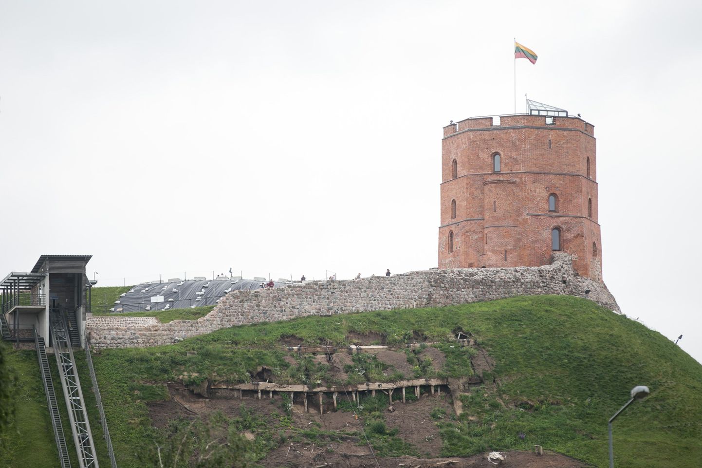 Vilniuse ja Leedu sümboli – Gediminase torni – õõnes mäekülg.