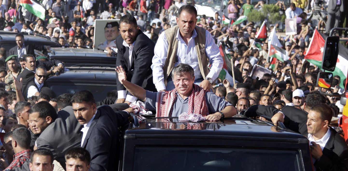Jordaania kuningas Abdullah II laupäeval pealinnas Ammanis rahvale lehvitamas.