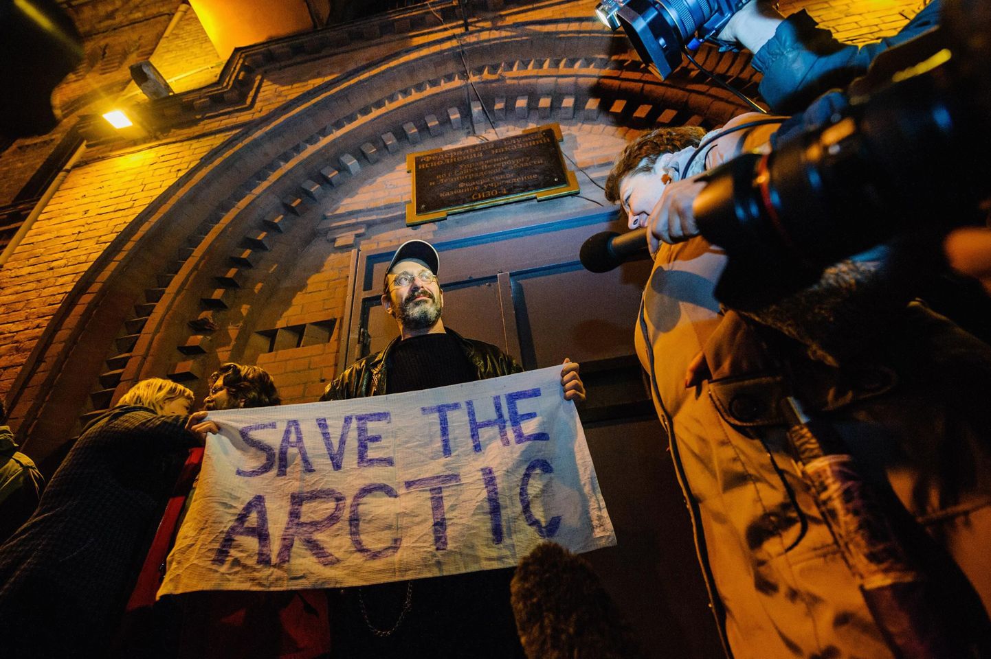 Greenpeace'i aktivist Dmitri Litvinov, kel on Rootsi-USA topeltkodakondsus, lehvitas pärast Peterburi vanglast vabanemist loosungit «Päästke Arktika».