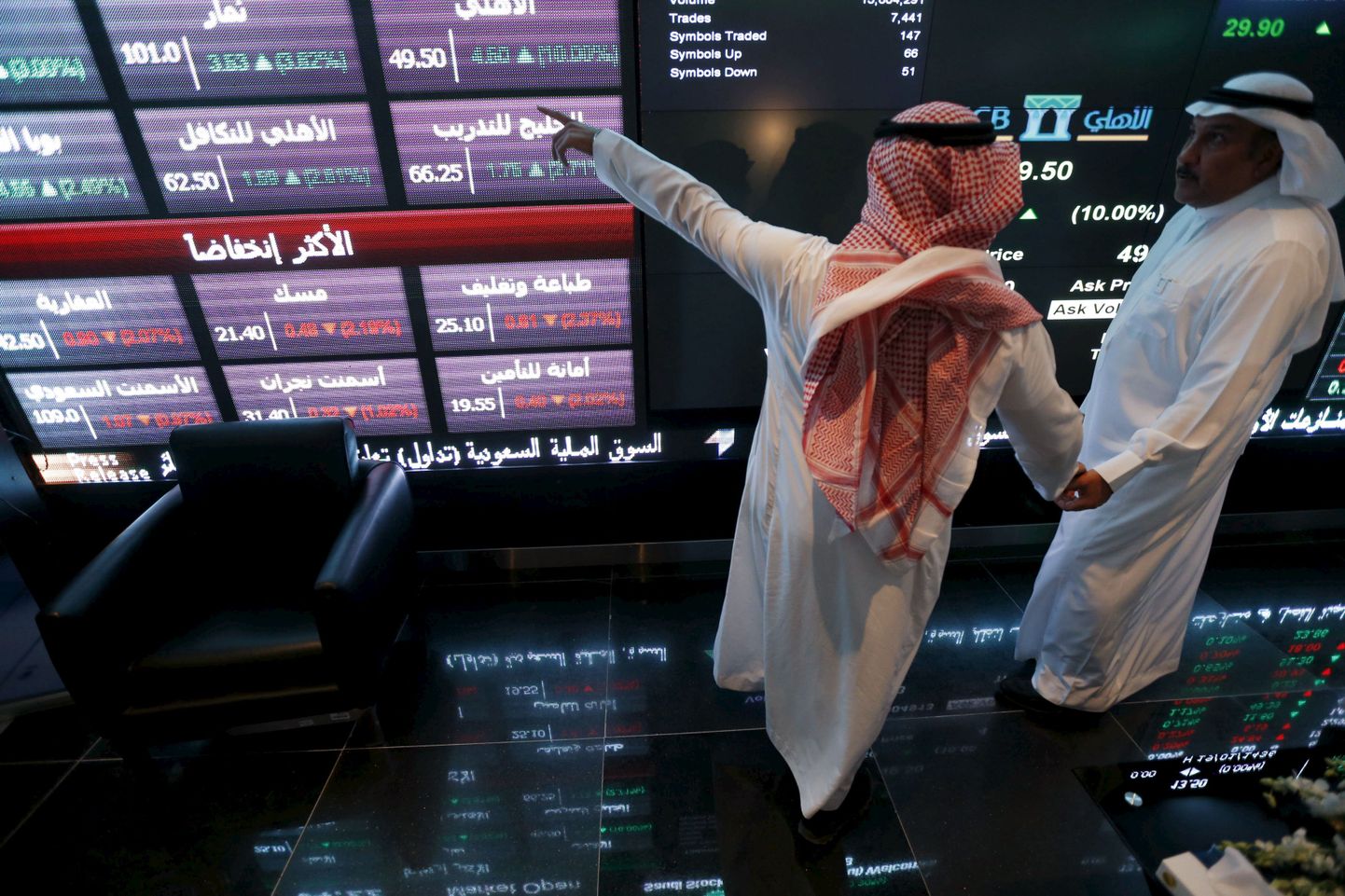 Investorid Riyadhi börsi hindu näitavate ekraanide ees Saudi Araabias. Kogu maailma suurima naftatootja majandus on saanud toornafta madala hinna tõttu suure löögi.