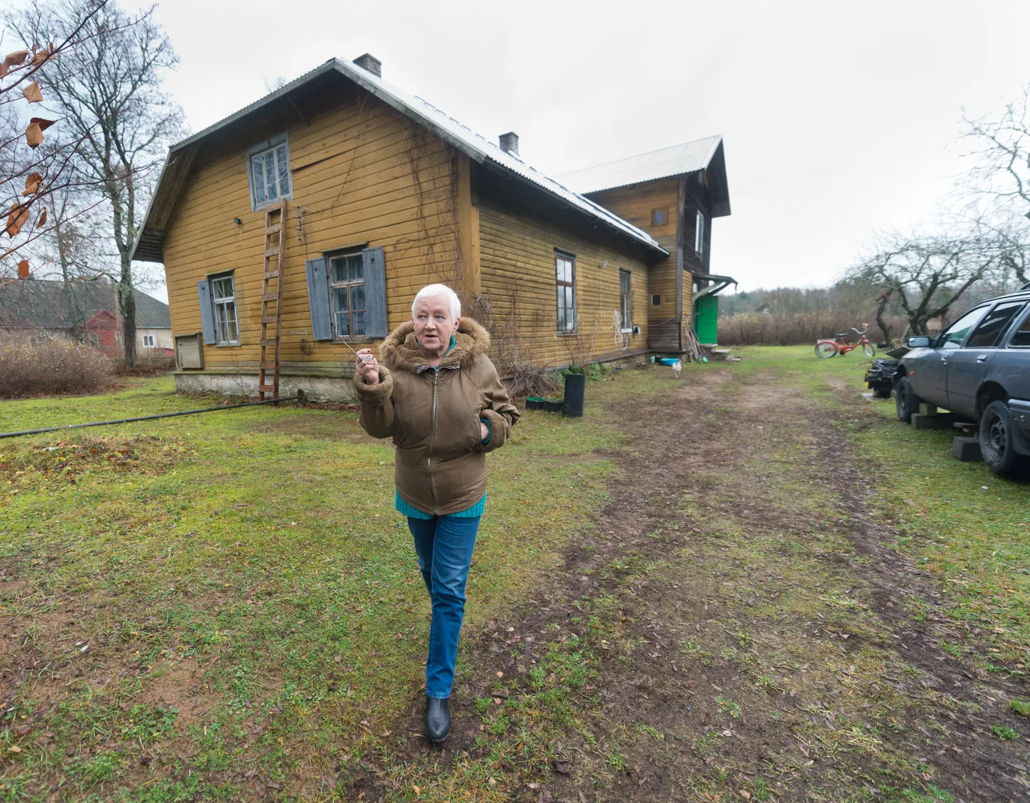 Много лет Галина Криворучко пытается добиться права спокойно жить в доме, в котором ее прописали еще в 1988 году. Дом не разрешают ремонтировать, но женщина старается поддерживать его в порядке.