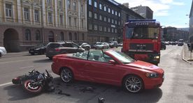 Фото: в центре Таллинна кабриолет столкнулся с мотоциклом