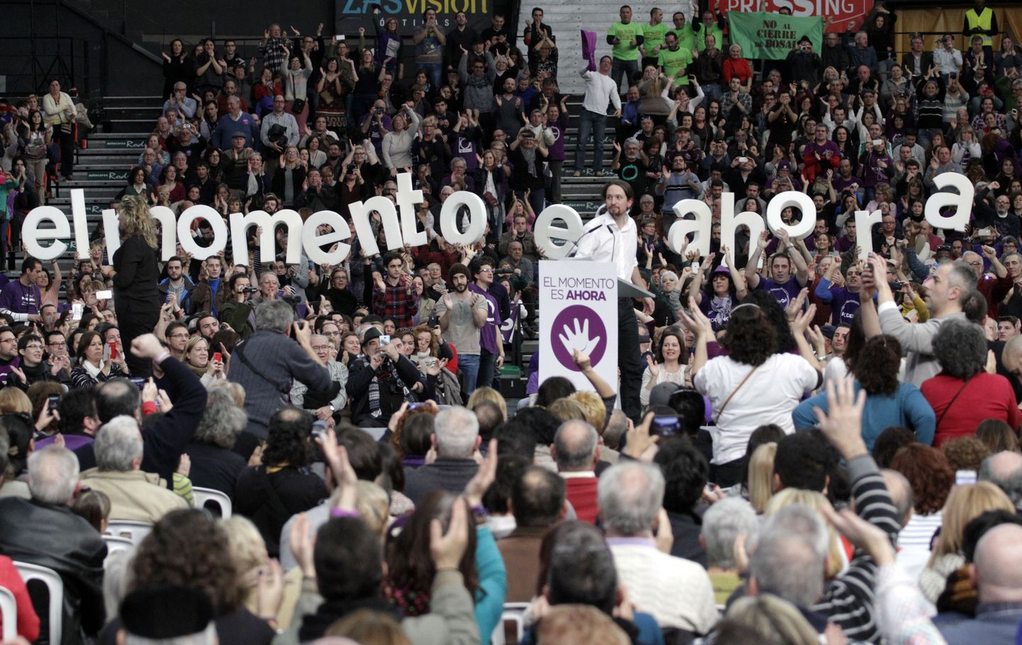 Kokkuhoiuvastase Hispaania partei Podemos poolehoidjad elavad kaasa partei liidri Pablo Iglesiase kõnele.