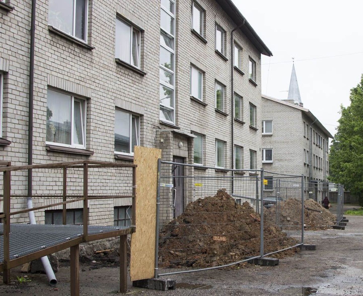Leola tänav 12a sotsiaalmaja renoveerimine läheb peaaegu 70 000 euro võrra kallimaks, kui algul oli planeeritud. Töö eest tuleb maksta 245 396 eurot.