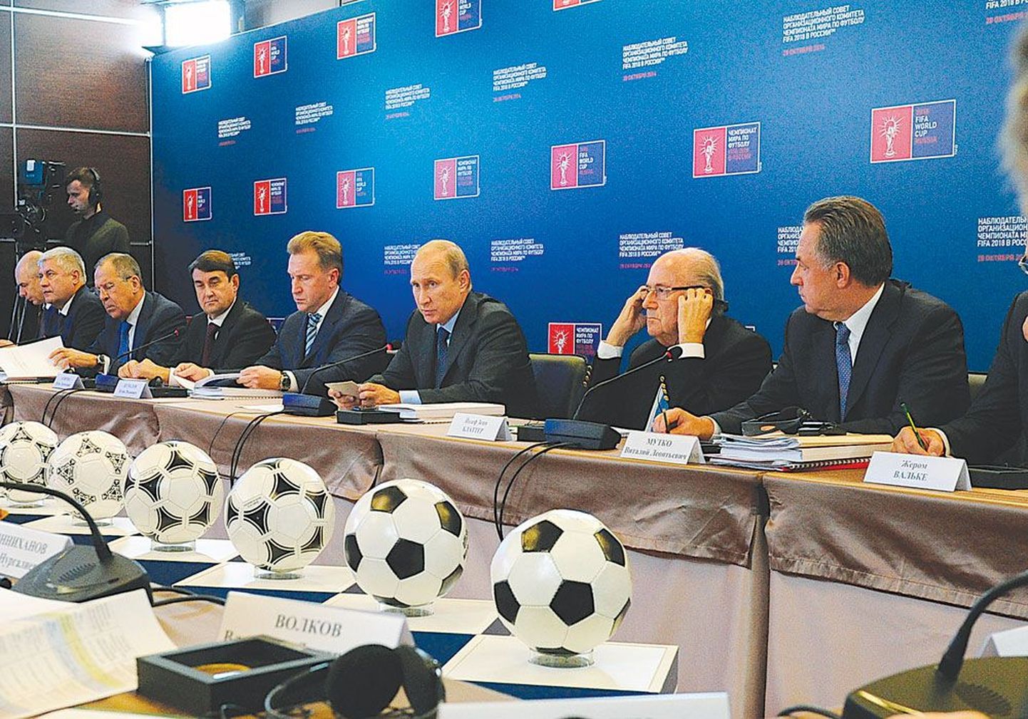 Президент России Владимир Путин и президент FIFA Зепп Блаттер (второй справа) 
после инспекции стадиона в Лужниках в конце октября. Первый справа – Министр спорта Виталий Мутко.