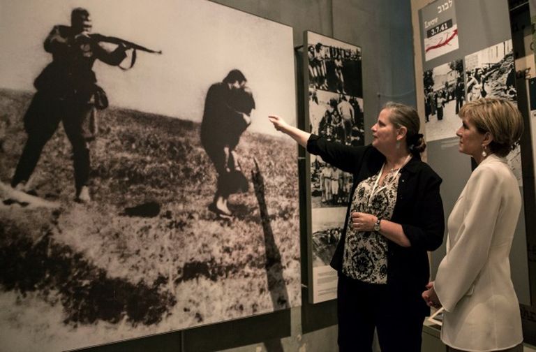 Министр иностранных дел Австралии Джули Бишов в Израиле, в музее Холокоста. 2016 год