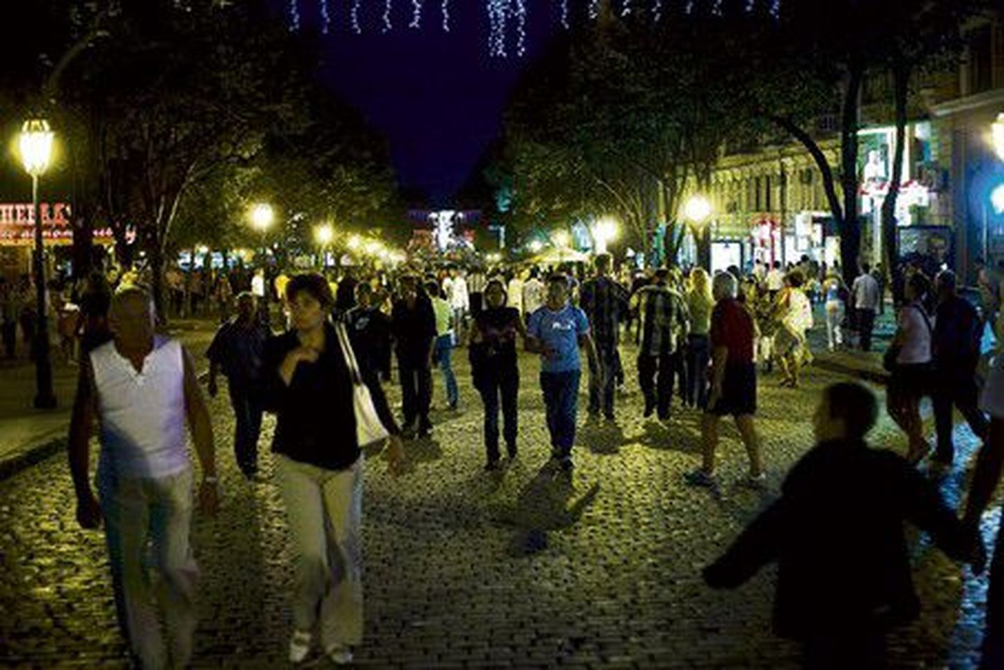 See on vaade õhtusele Odessale päeval, kui linna 214. aastapäeva tähistati. Rahvast liikus linnas pidevalt, enamasti oldi teel mere poole, kus suur kontsert kavas oli.