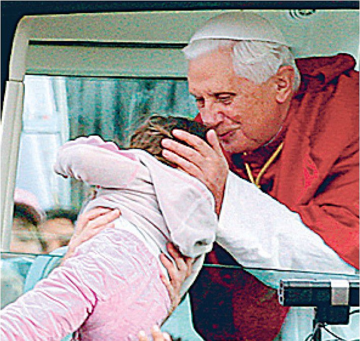 Paavst Benedictus XVI suudleb last Sydneys maailma noortepäevade lõpumissal.