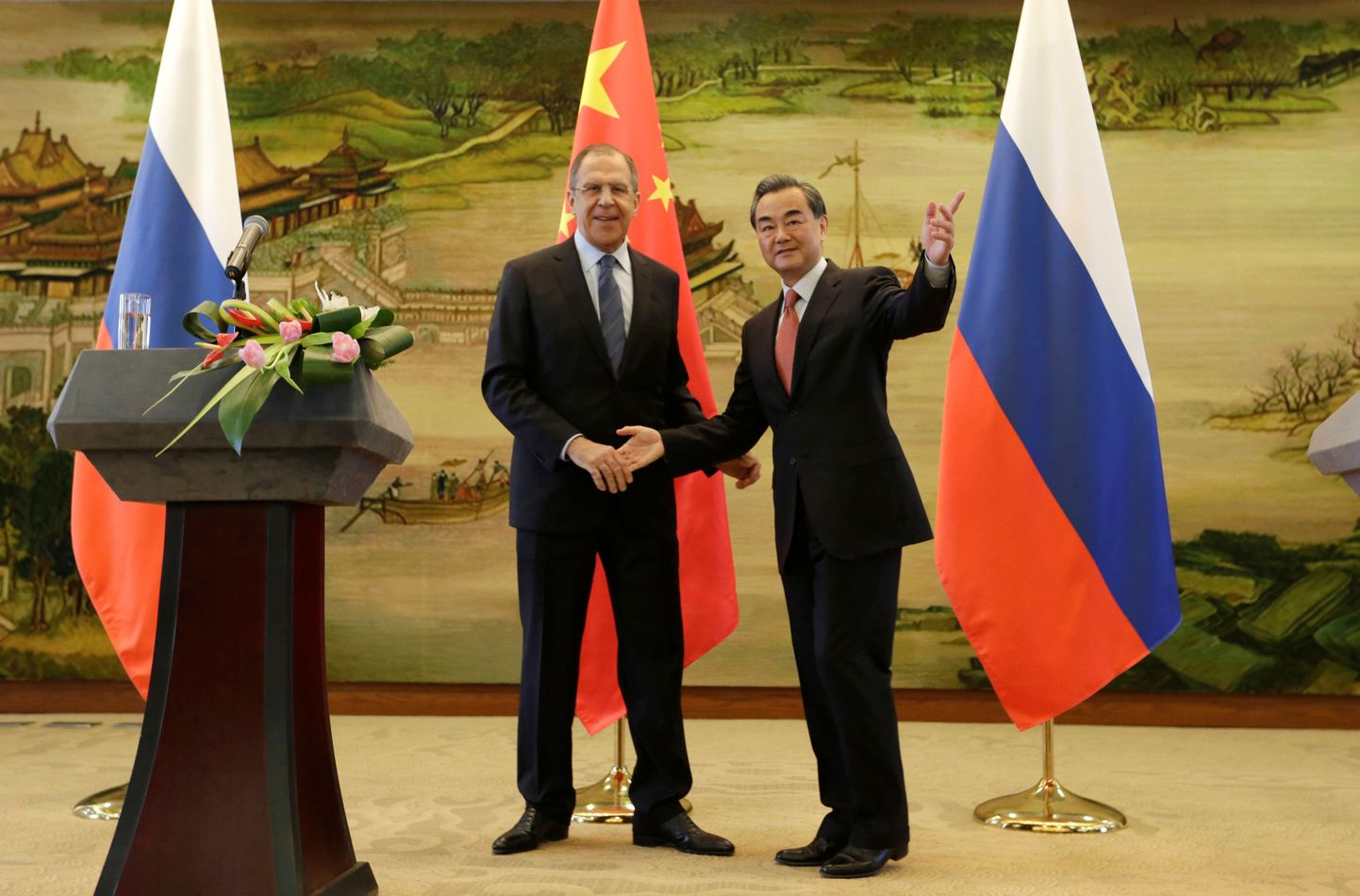 Глава МИД России Сергей Лавров жмёт руку министру иностранных дел Китая Ван И.
