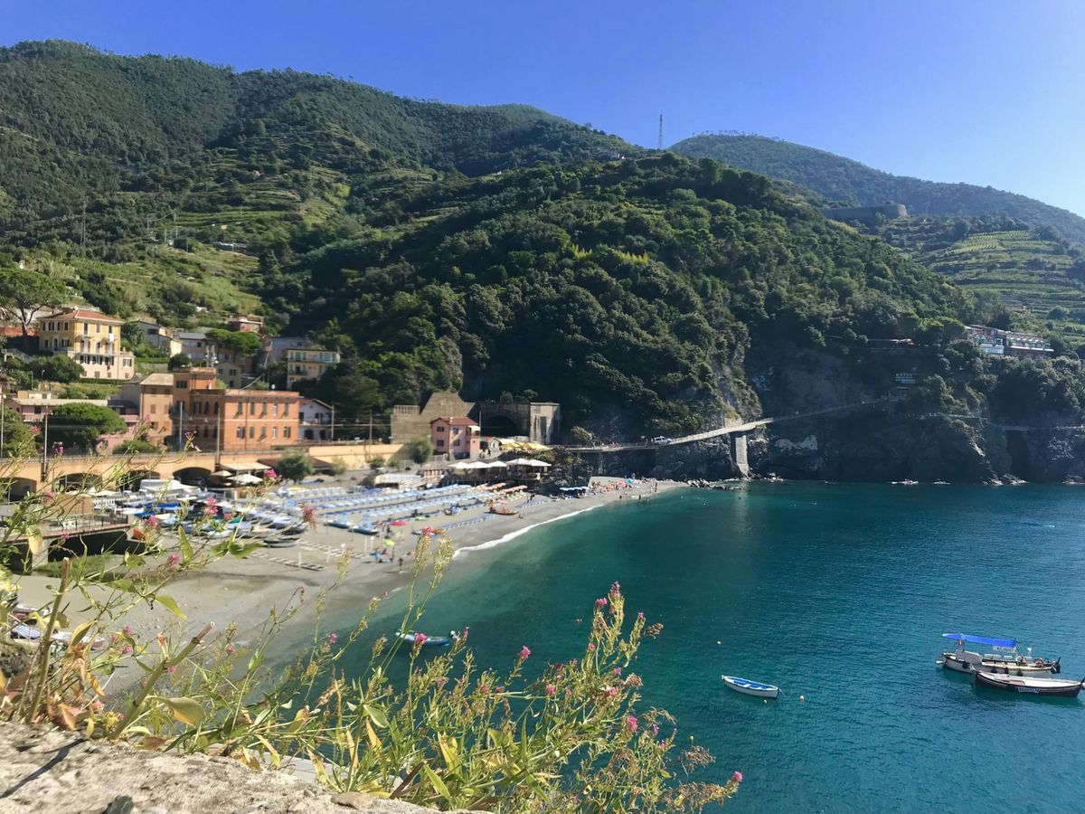Monterosso al Mare lahesopp ülalt kaljunukilt vaadates.