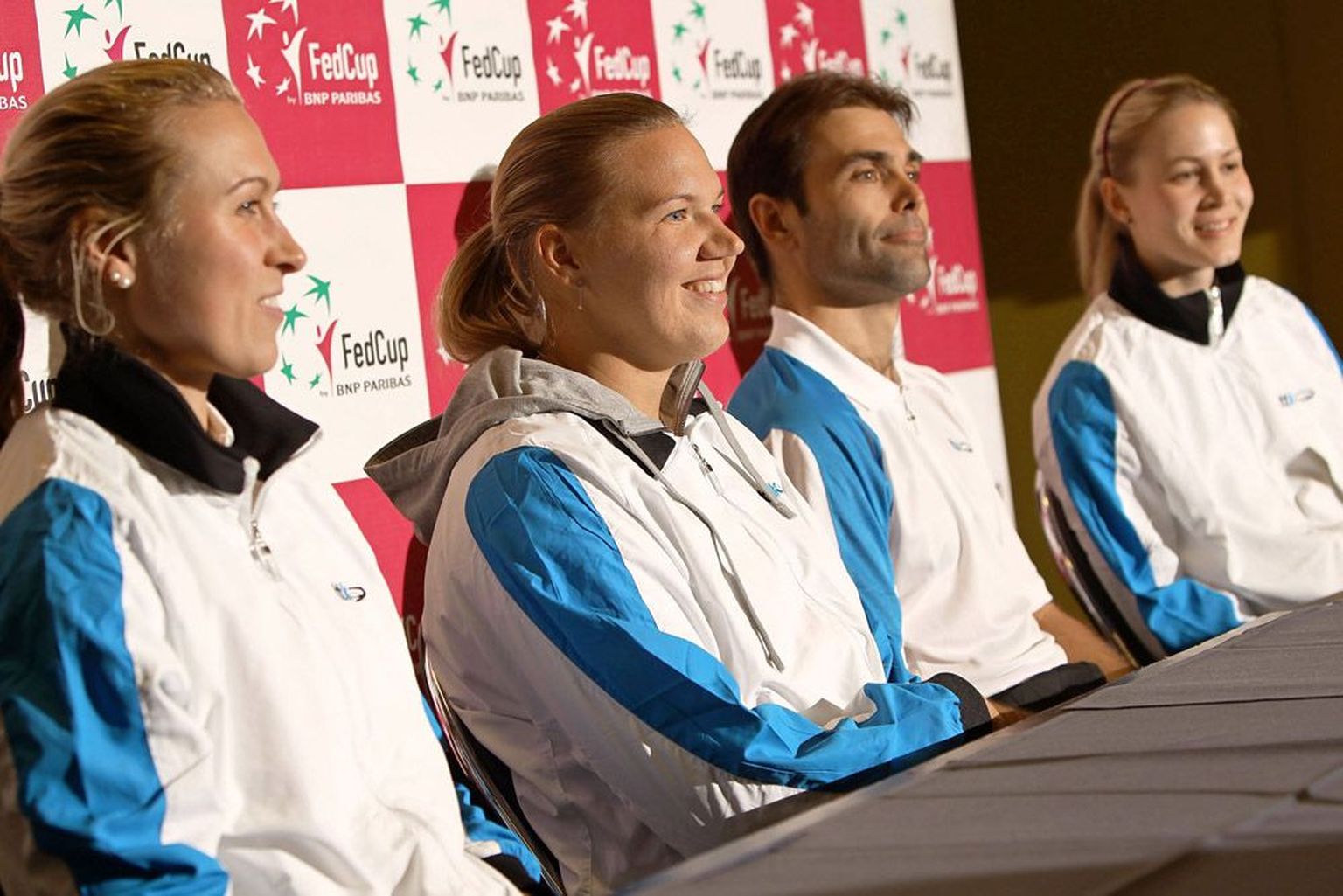 Eestlased esimesel ametlikul pressikonverentsil Hasseltis: (vasakult) Margit Rüütel, Kaia Kanepi, naiskonna kapten Rene Busch ja Anett Schutting. Pildilt puudub Maret Ani.