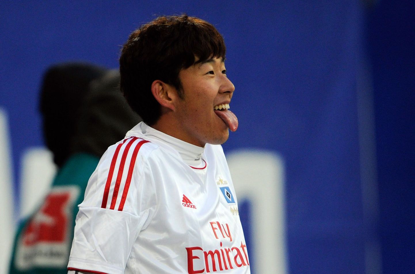 Таким образом юнокорейский футболист "Гамбурга" Хен Мин Сон радуется забитому в ворота "Аустрии" мячу.