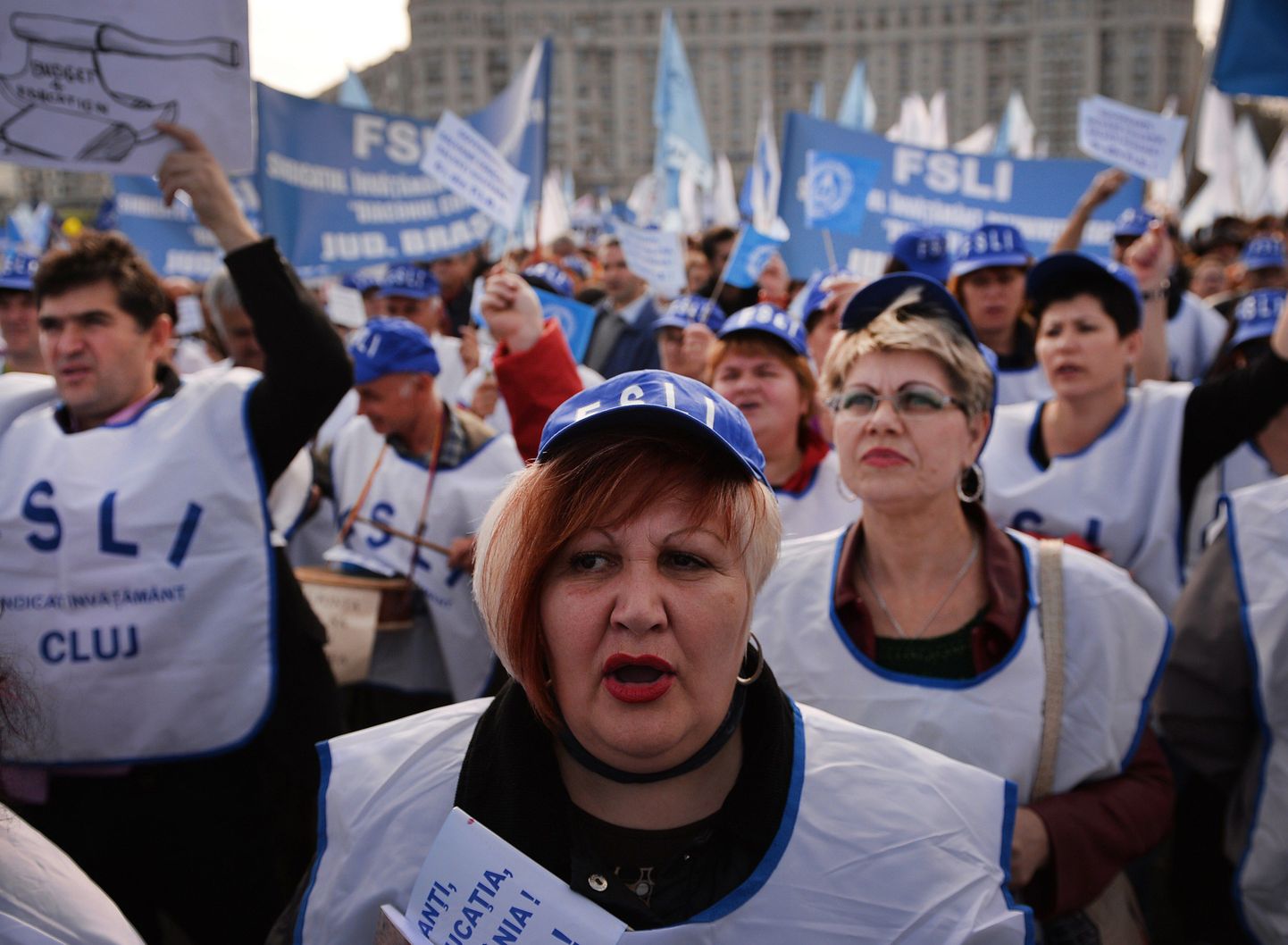 Rumeenia haridustöötajate ametiühingu liikmed nõudsid Bukarestis kõrgemat palka ja paremaid töötingimusi.