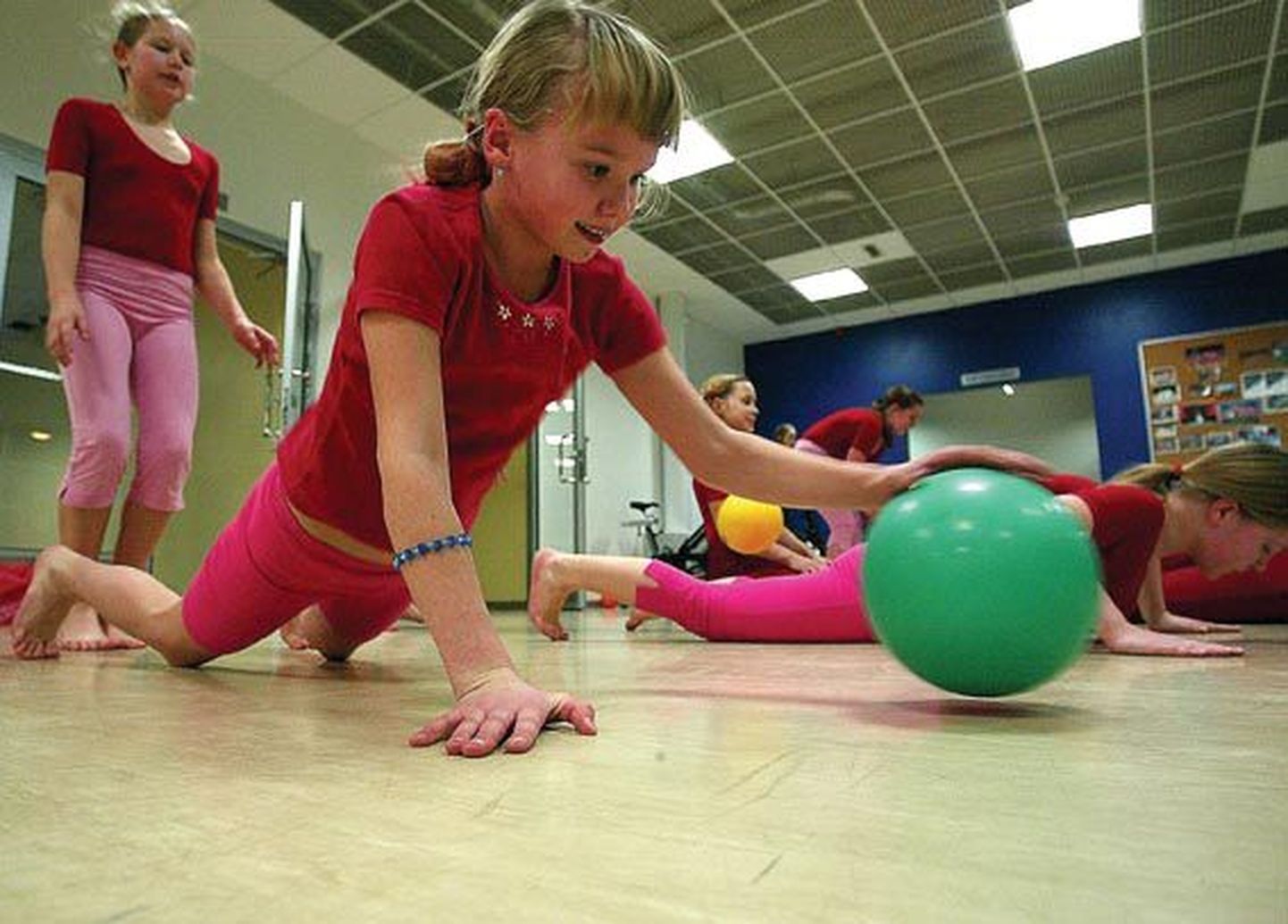Tapa TantsuStuudio X Pluss tüdrukud harjutavad Tapa spordihoone fuajees Idla-võimlemise trennis palliga liikumisi, esiplaanil Luise Risthein.