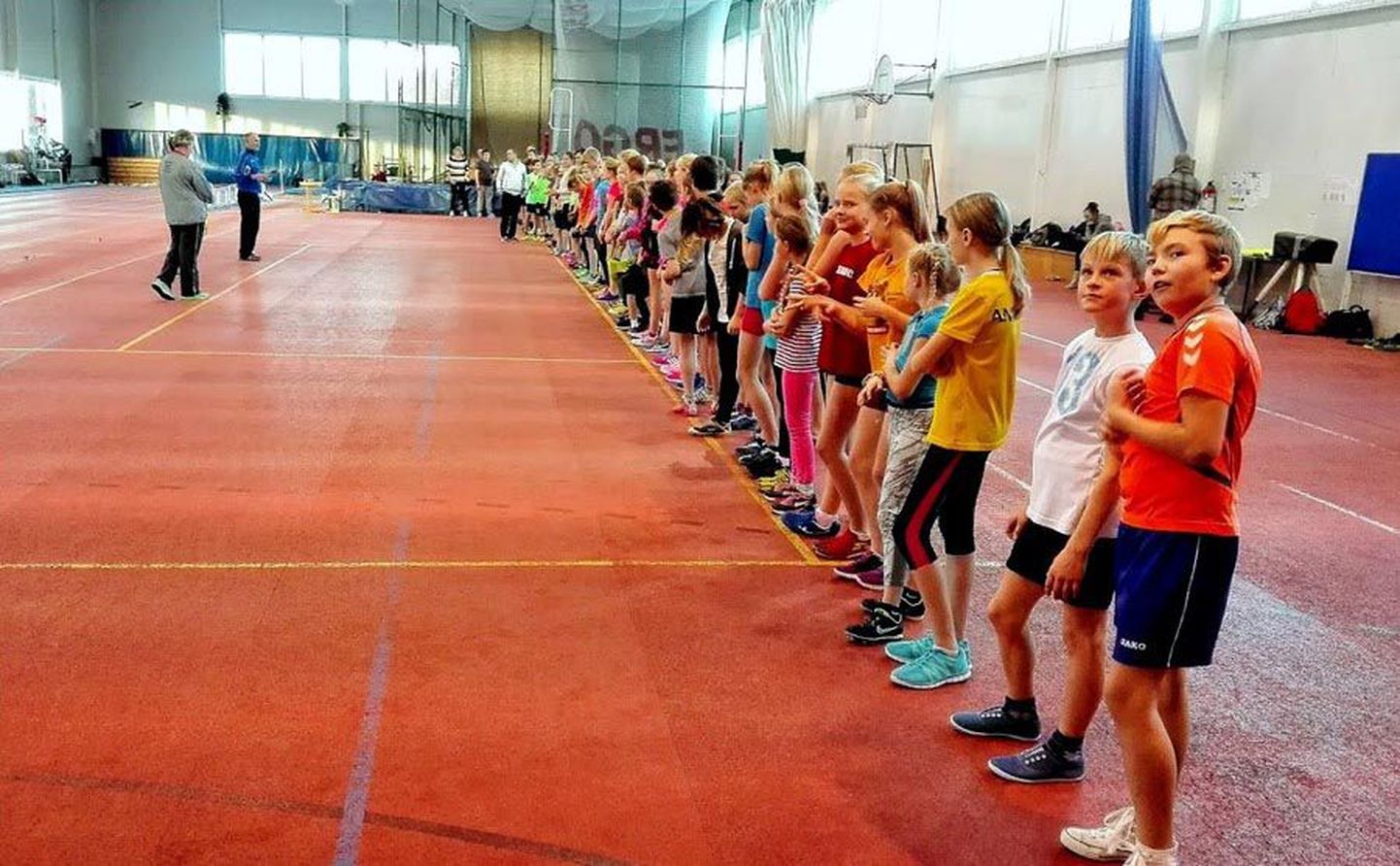 Neljapäeval tegid Viljandimaa noored kergejõustiklased algust võistlussarjaga «TV 10 olümpiastarti».