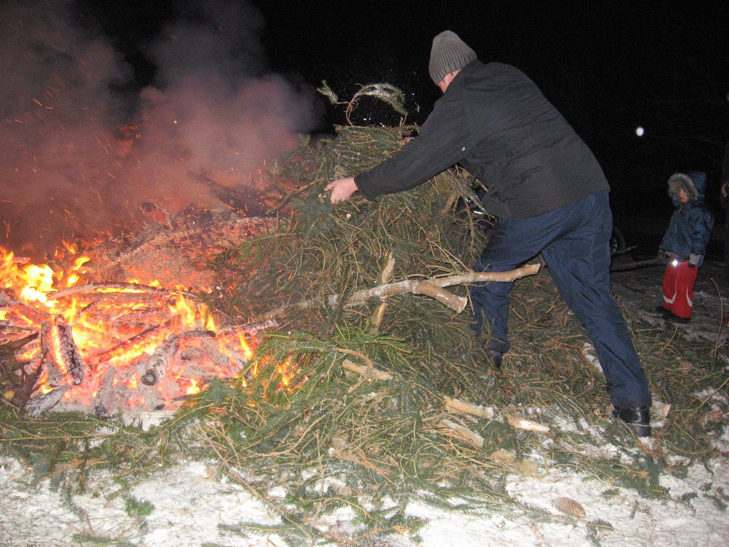 Tõrva jõulukuused põletati suures lõkkes.