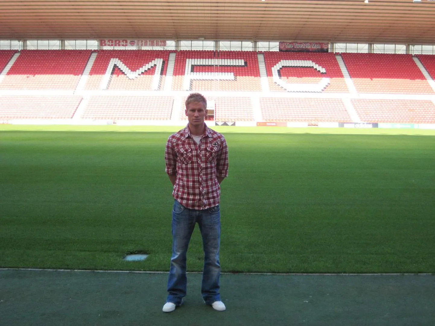 Eelmisel nädalal Middlesbrough’s meditsiinilisel testil käinud Tarmo Kink poseerib meeskonna staadionil.