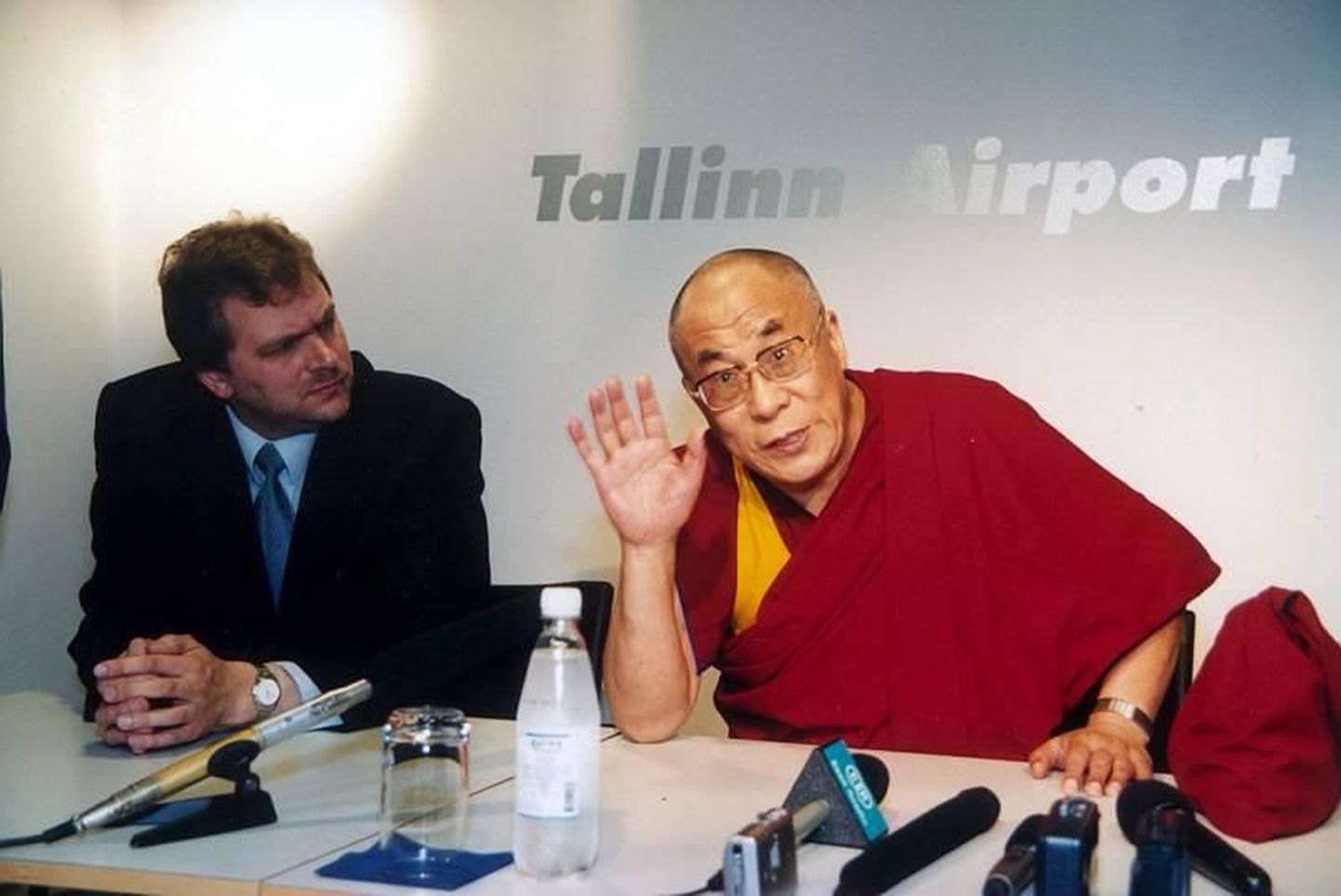 Dalai-laama 2001. aastal Tallinna lennujaamas.