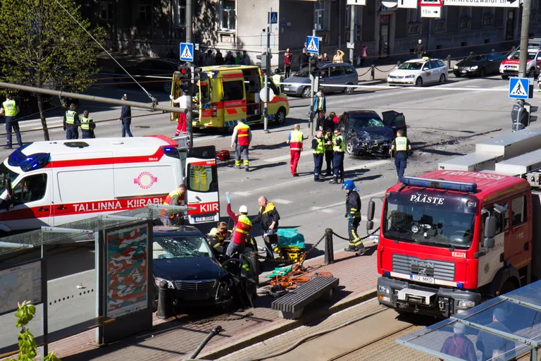 Авария в центре Таллинна, в результате которой пострадали 13 человек. Фото: Эва Кюбар