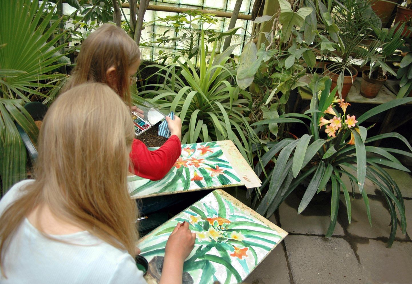 Lapsed asuvad ideid ammutama ERMi kolmelt näituselt. Fotol joonistavad 
Tartu loodusmaja kunstiringi lapsed Tartu Ülikooli botaanikaaias.
